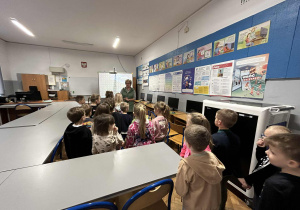 Dzieci oglądają salę informatyczną