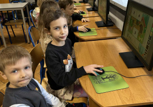 Dzieci pracują przy komputerze