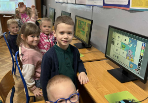 Dzieci pracują przy komputerze