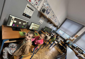 Dzieci rozwiązują zadania na komuterze