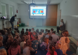 Dzieci oglądają film w ramach programu Gadki
