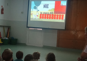 Dzieci oglądają film w ramach programu Gadki