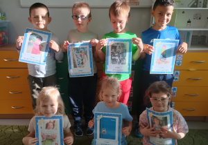 Dzieci prezentują obrazki wybranych praw
