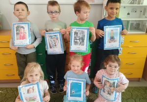 Dzieci prezentują obrazki wybranych praw