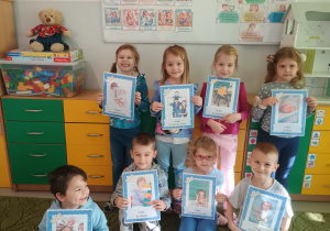 Dzieci prezentują obrazki wybranych praw