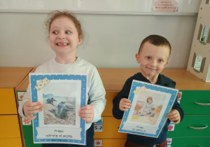 Dzieci prezentują obrazki wybranych praw