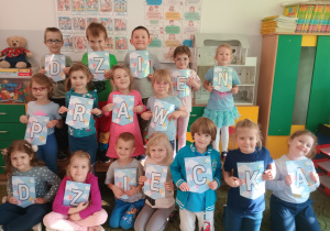 Dzieci z napisem Dzień Praw Dziecka