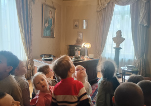 Dzieci poszukują wskazanych elementów w gabinecie