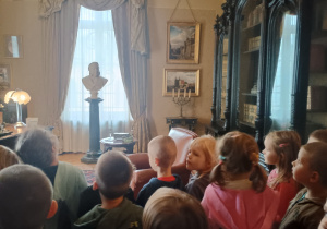 Dzieci poszukują wskazanych elementów w gabinecie