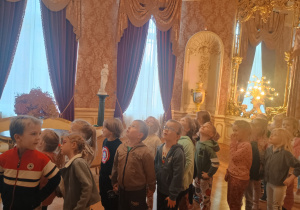 Dzieci poznają salę lustrzaną