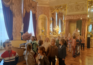 Dzieci poznają salę lustrzaną