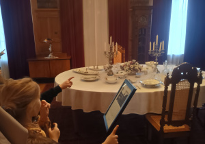 Dzieci poznają elementy danej zastawy w jadalni