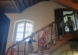 Dzieci wchodzą zabytkowymi schodami