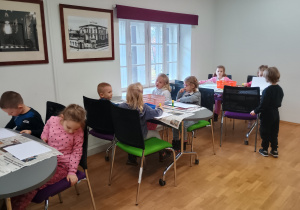 Dzieci wykonują pracę plastyczną