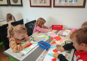 Dzieci wykonują pracę plastyczną