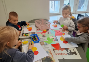 Dzieci wykonują pracę plastyczną