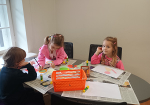 Dzieci wykonują pracę plastyczną