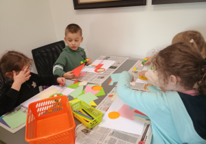 Dzieci wykonują pracę plastyczną