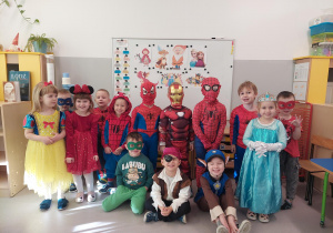 Dzieci z grupy II pozują do zdjęcia grupowego