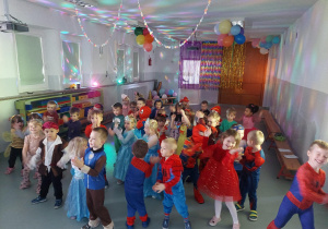 Wspólny taniec dzieci