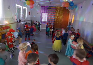 Taniec z balonem między dziećmi