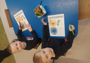 Dzieci kolorują Misia