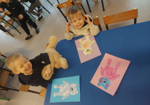 Dzieci przyglądają się nawzajem swoim pracom