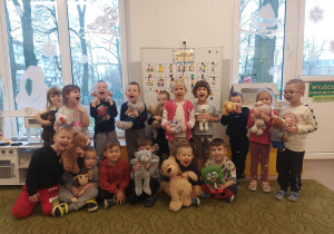 Dzieci pozują do zdjęcia grupowego