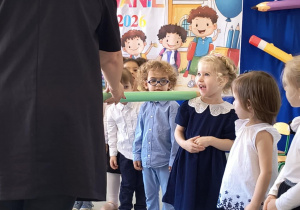 Dziewczynka podczas pasowania na przedszkolaka