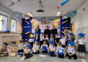 Grupa I po pasowaniu na przedszkolaka