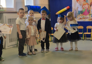 Przedszkolaki po wręczeniu dyplomów