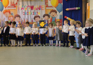 Przedszkolaki prezentują umiejętności wokalne