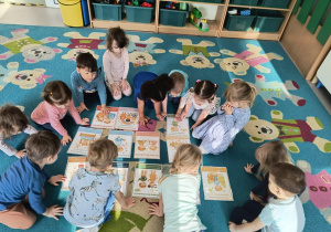 Dzieci oglądają ilustracje przedstawiające prawa dziecka