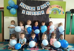 Dzieci pozują do zdjęcia z balonami