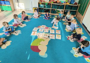 Dzieci siedzą w kole