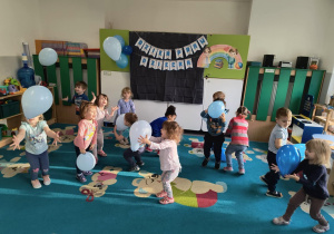 Dzieci tańczą z balonami