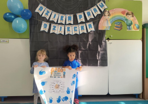 Dzieci prezentują wykonany plakat