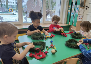 Dzieci ozdabiają świąteczne wianki