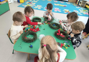 Dzieci rozpoczynają dekorowanie wianków bożonarodzeniowych
