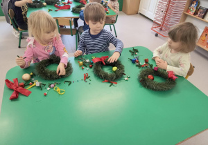 Dzieci tworzą wianki bożonarodzeniowe
