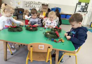 Tworzenie wianków bożonarodzeniowych przez dzieci