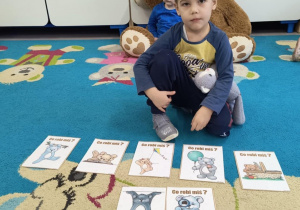 Chłopiec analizuje ilustracje i opowiada jakie czynności wykonuje miś