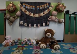 Dekoracja z okazji Dnia Pluszowego Misia wraz z misiem Bruno i pluszakami dzieci