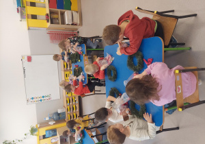 Dzieci wykonują wieńce