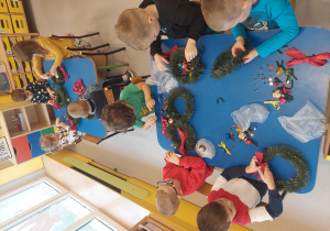 Dzieci robią bożonarodzeniowe wieńce