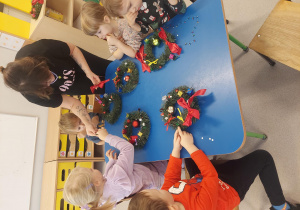 Przedszkolaki tworzą własne wieńce