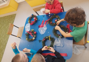 Dzieci ze swoimi wieńcami