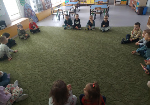 Dzieci w kole czekają na wróżby