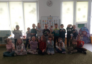 Dzieci ze swoimi kartami z wróżbą