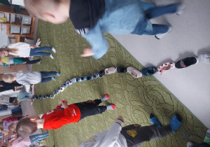 Przedszkolaki oglądają pociąg z butów